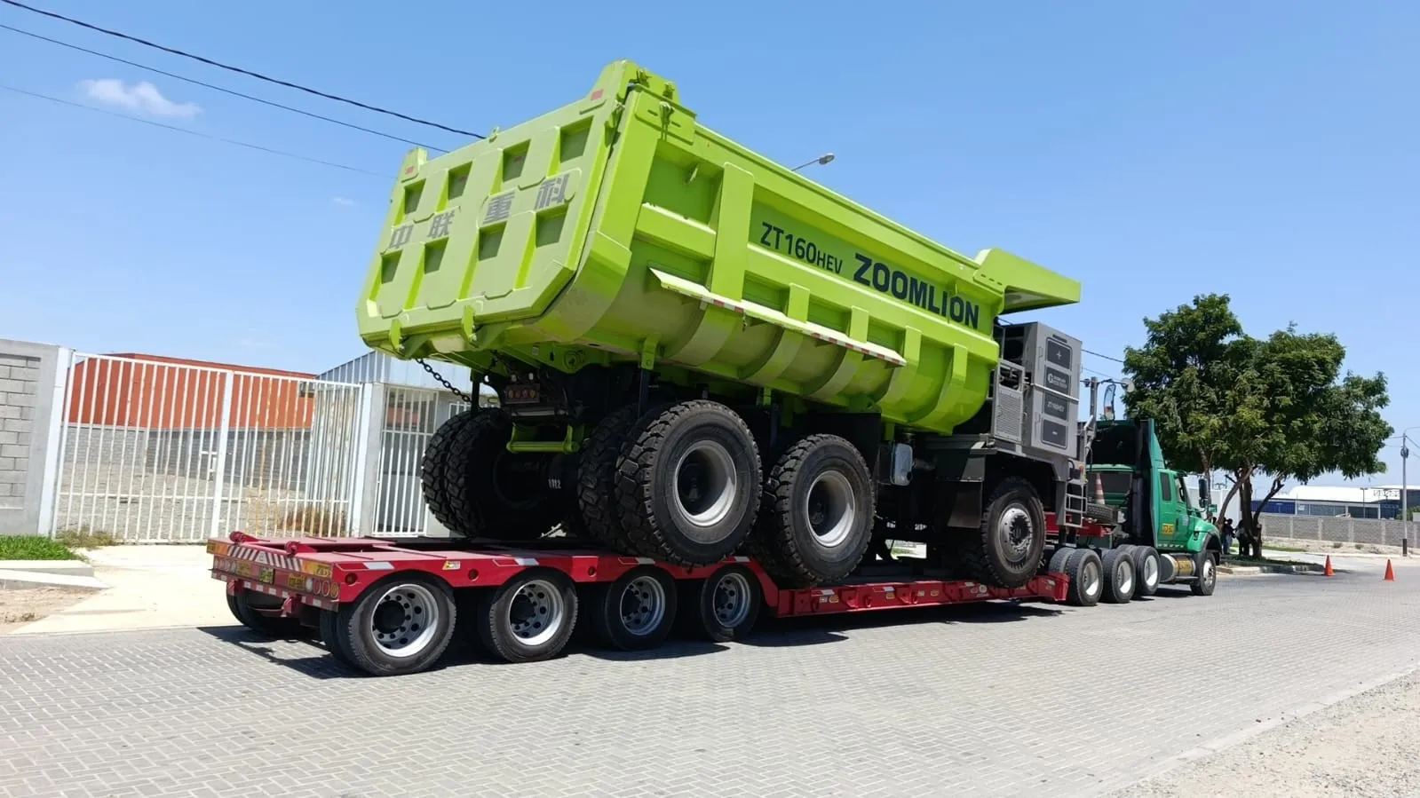 Cama baja transportando un camión minero de gran tonelaje