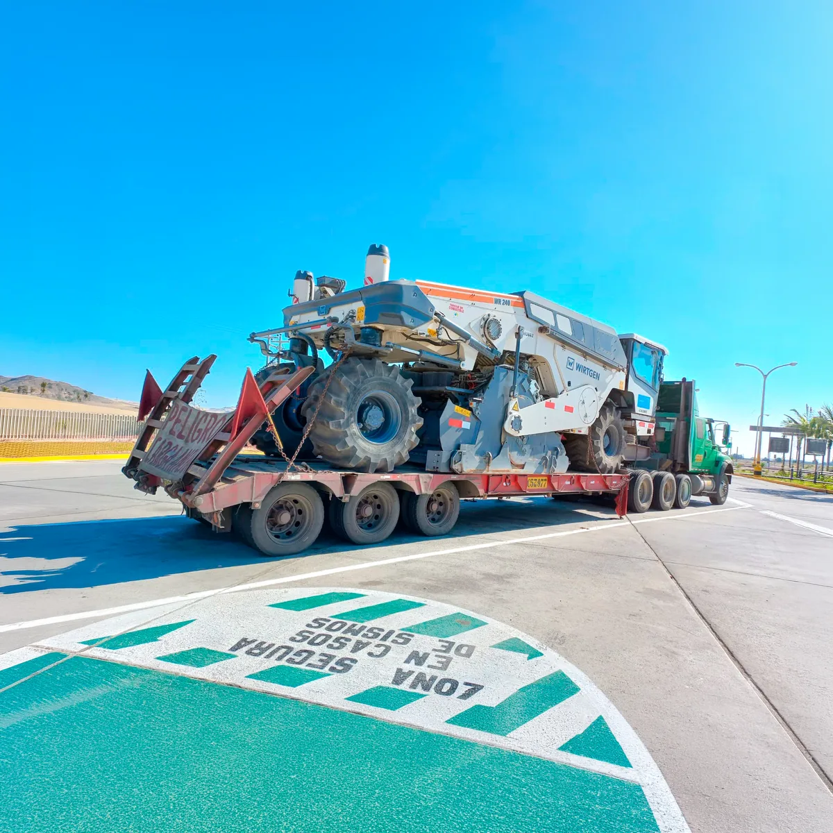 Cama baja transportando un equipo de obra de gran peso