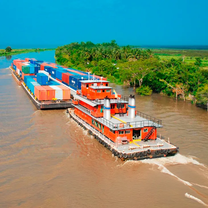 Empujador fluvial con barcazas cargadas de contenedores