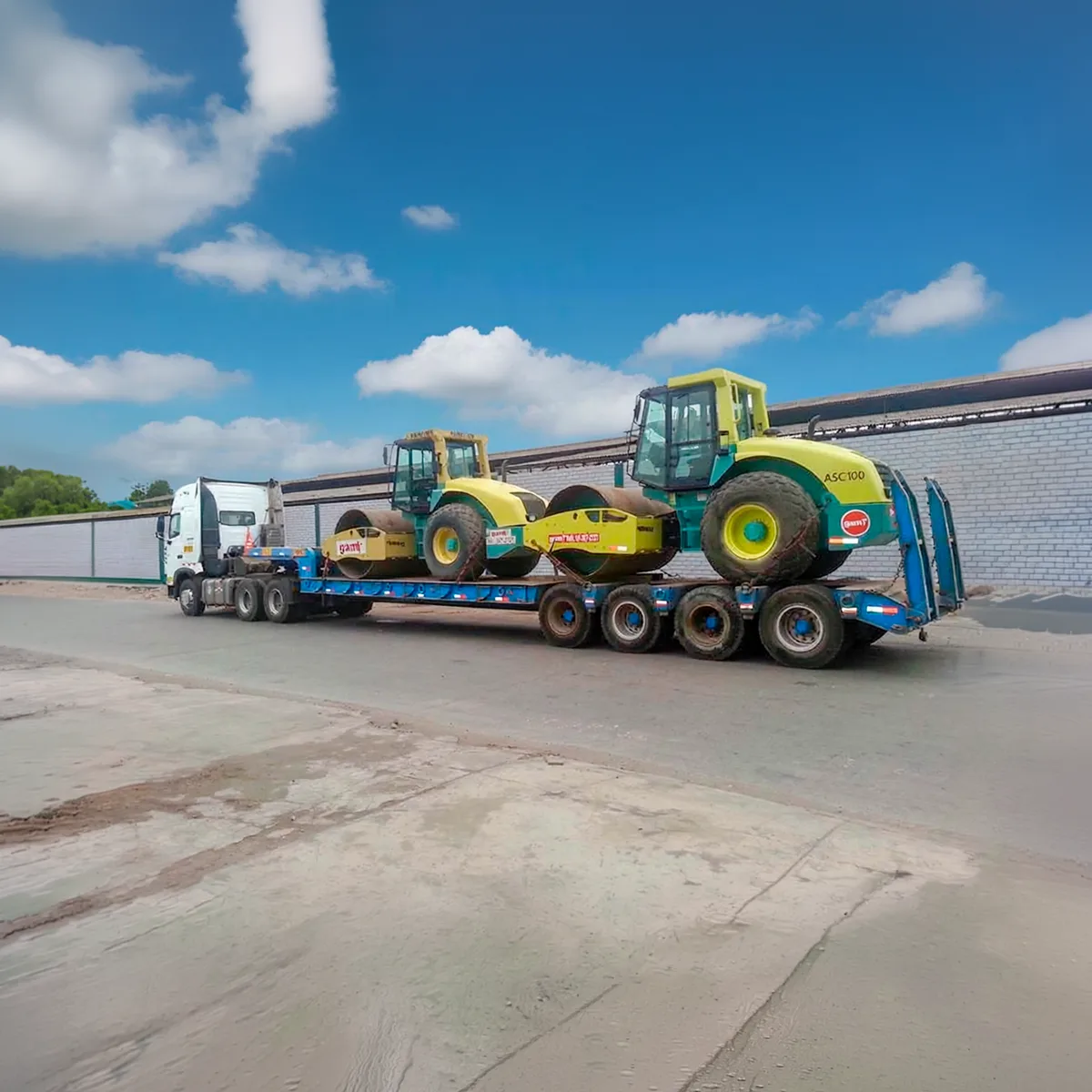 Cama baja transportando dos rodillos compactadores