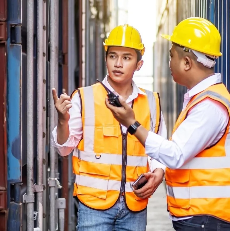 Personal revisando una operación logística